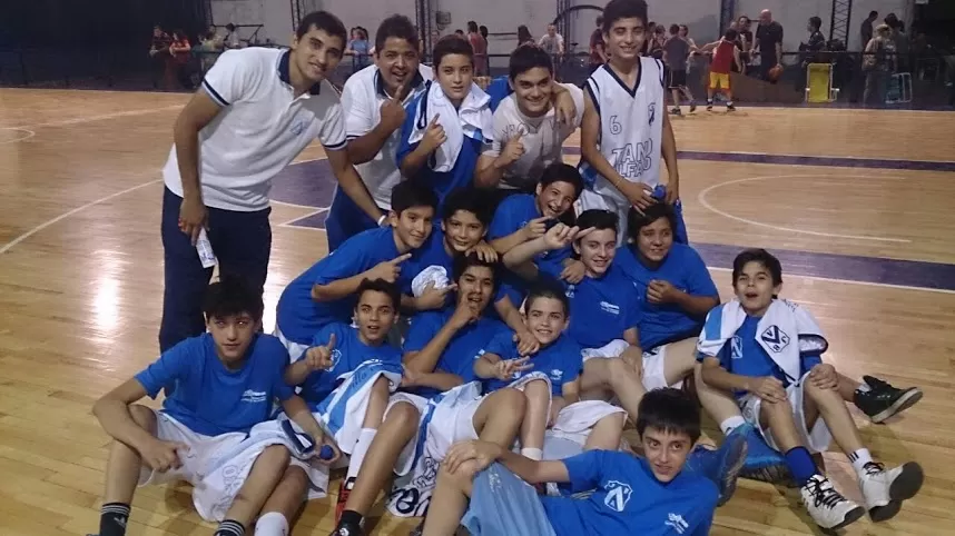 FELICES. Los integrantes del plantel campeón festejan. Alberdi tiene futuro. FOTO DE  de Raúl Correa