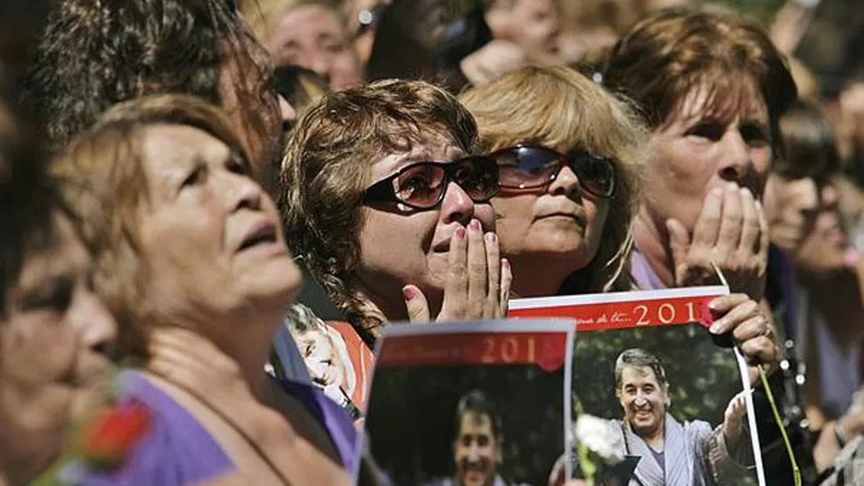 DESILUSION. Las fanáticas llegaron para recordar al ídolo pero todo terminó en escándalo. FOTO TOMADA DE DEBROWN.COM.AR