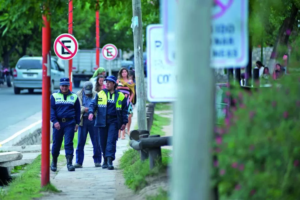 CONTROL. La presencia policial se hizo sentir en las calles de Tafí del Valle en donde los uniformados patrullan casi constantemente las calles.   la gaceta / foto de diego aráoz 