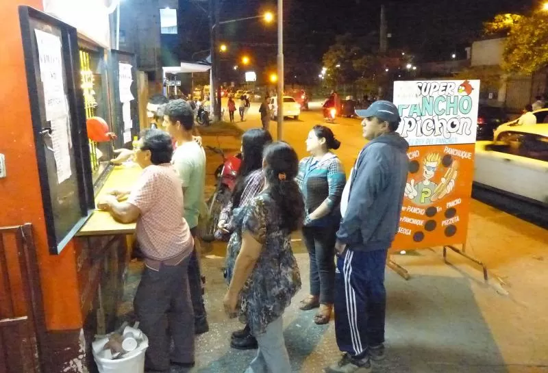 COLAS PARA COMPRAR UN PANCHO. Las salchichas son las preferidas de los que quieren sentarse en la plaza a comer algo rápido y económico.