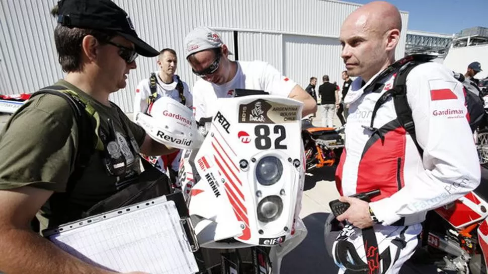 ANTES DE PARTIR. Una de las últimas imágenes de Michal Henrik. Se trataba del debut del polaco en un Dakar y su objetivo era terminarlo en cualquier posición. foto de elnuevoherald.com