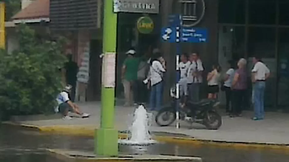 Una curiosa fuente se formó en la Esquina Norte