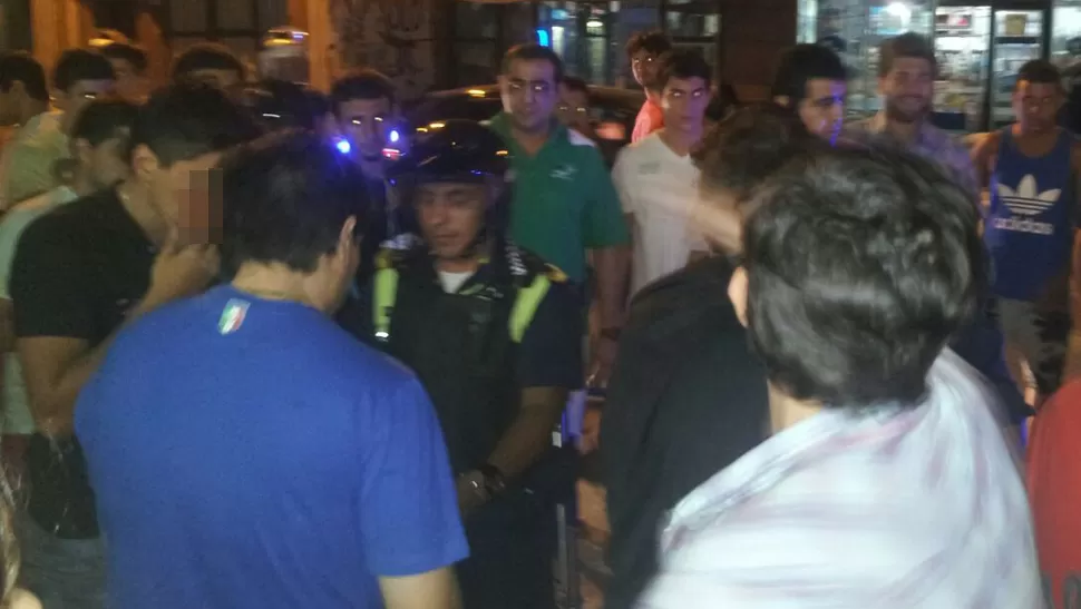 Clientes atraparon y agredieron a dos ladrones en la Chacapiedras