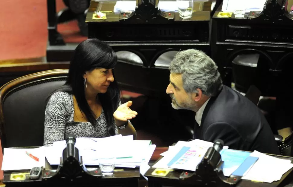 OTROS TIEMPOS, MISMO ALINEAMIENTO. La diputada Conti y el ministro Rossi (la foto es de 2009, cuando el funcionario presidía la bancada del oficialismo en la Cámara Baja) coinciden en que el gobernador de Buenos Aires “cruza la línea” cuando asiste a los eventos del multimedios. télam