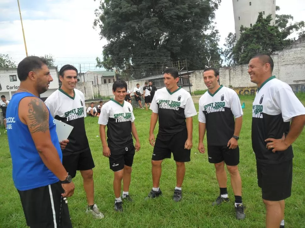 PILARES. Godoy conversa con Verón, Saavedra, Arrieta, Fontana y Romero antes del inicio de la práctica de ayer. foto de jorge díaz