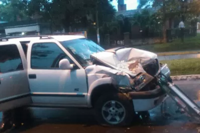 Una camioneta chocó contra un colectivo, en Yerba Buena