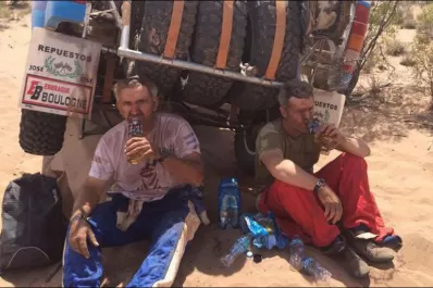 Al borde de la muerte, un piloto del Dakar bebió su propia orina