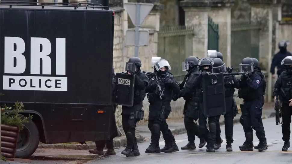 CASA POR CASA. La Policía realizó un operativo de bloqueo en la ciudad de Longpont. REUTERS