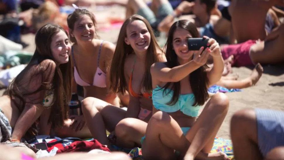 VERANO CALIENTE. Los turistas invaden la costa. 