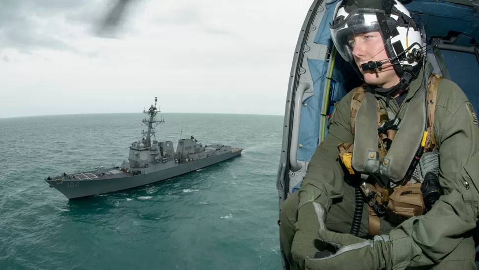 Encontraron la cola del avión caído en el mar