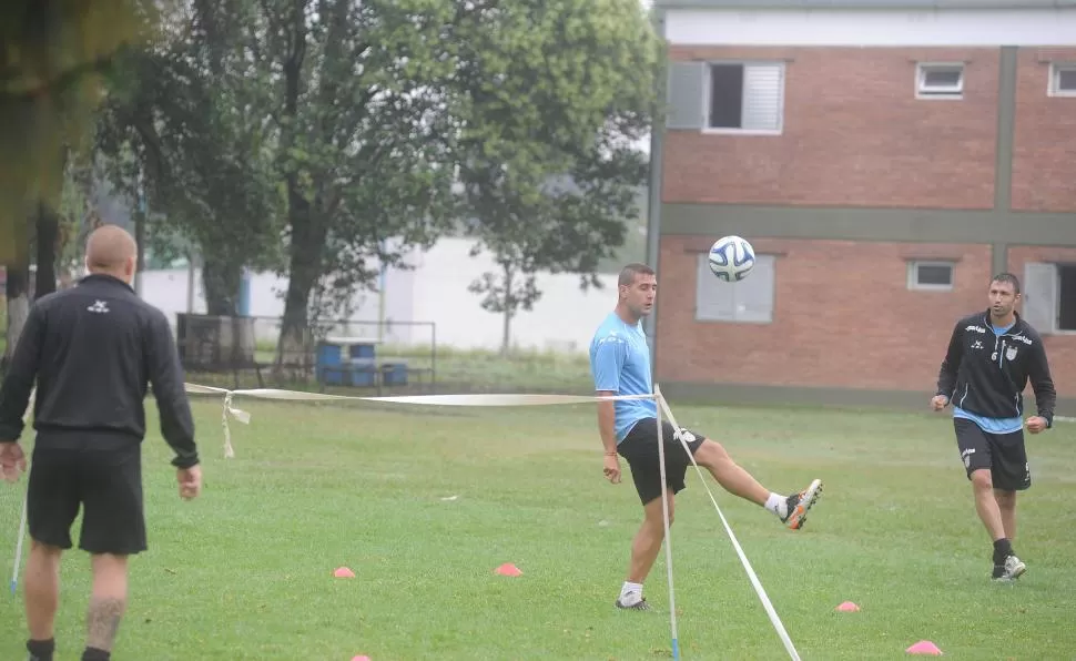 UNO QUE SÍ, OTRO QUE NO. Bianchi, que hace jueguitos con el balón, se presentará mañana. Javier Malagueño, en cambio, fue el primero en rescindir su contrato. la gaceta / foto de antonio ferroni (archivo)