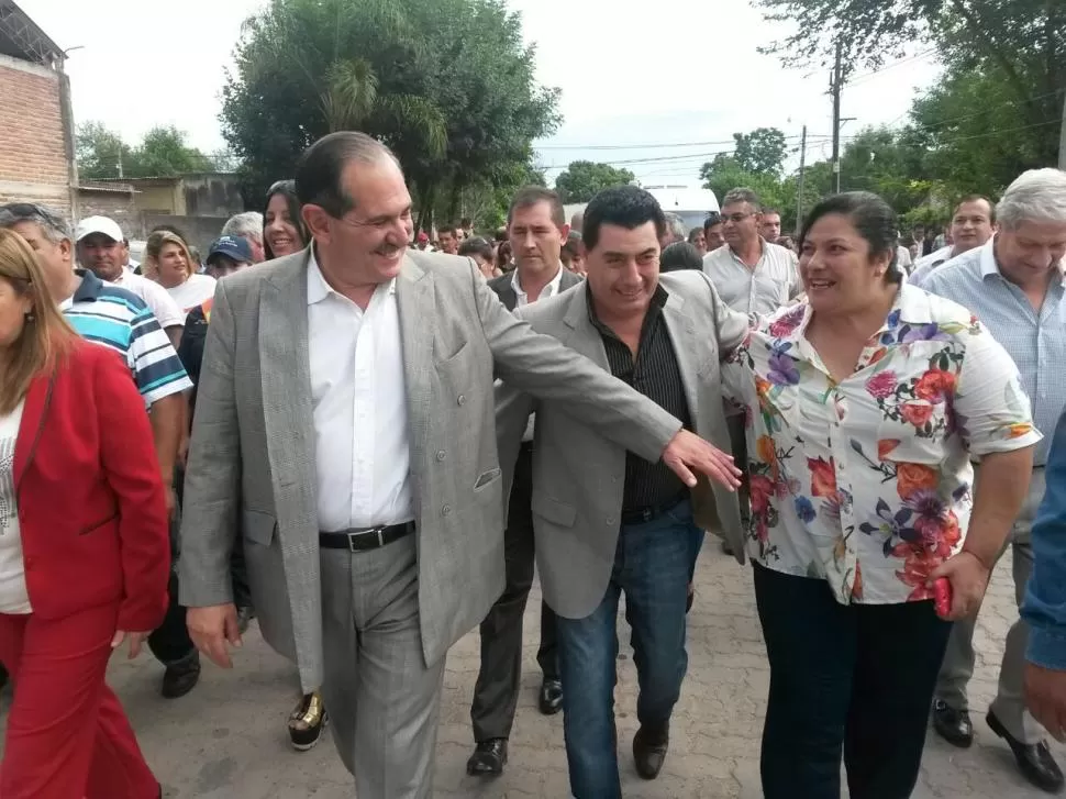 RECORRIDO. Ayer, Alperovich recorrió obras en Bella Vista con Espeche. secretaría de prensa y difusión