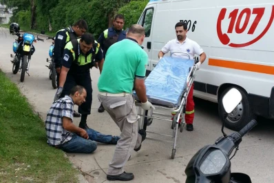 Hirieron a un joven para robarle y se dieron a la fuga