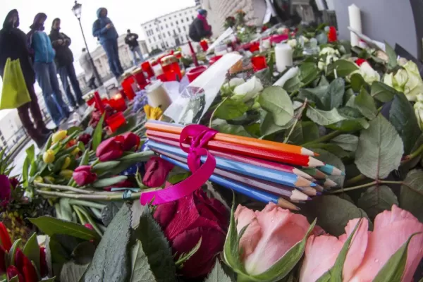 Loas a los dibujantes “muertos en combate contra los idiotas”