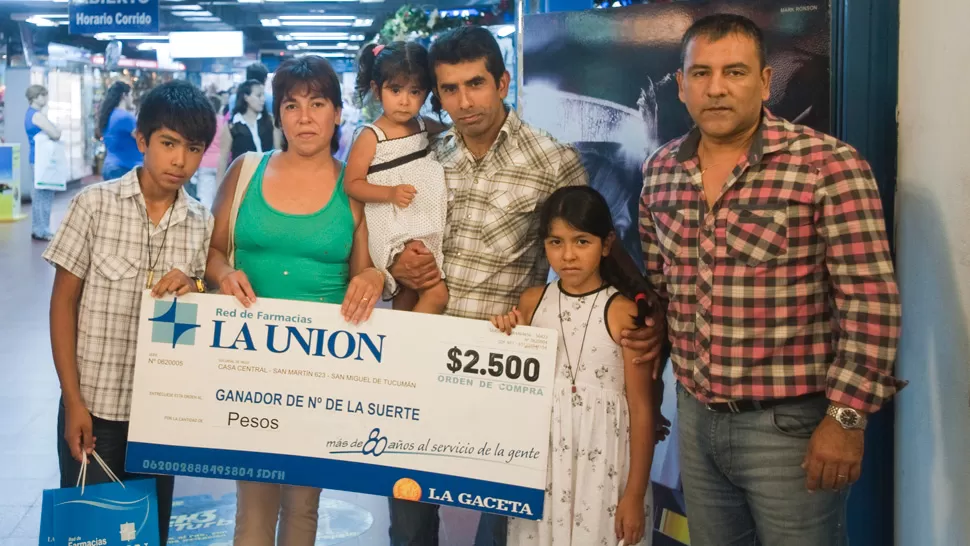 CONTENTOS. La familia de Rosa, antes de llevarse el premio a su casa. la gaceta / foto de diego aráoz