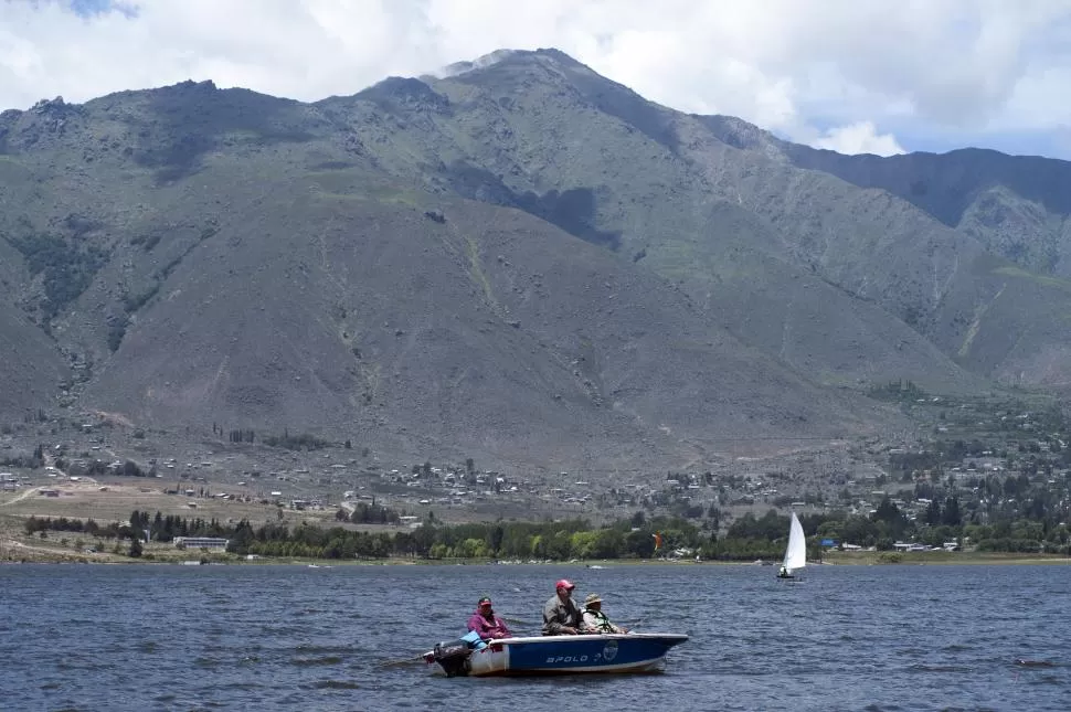 PROBAR EL PIQUE. Jorge Duje (gorra roja) y dos amigos de El Recreo (Catamarca) fueron a La Angostura sólo a pescar. la gaceta / fotos de diego aráoz