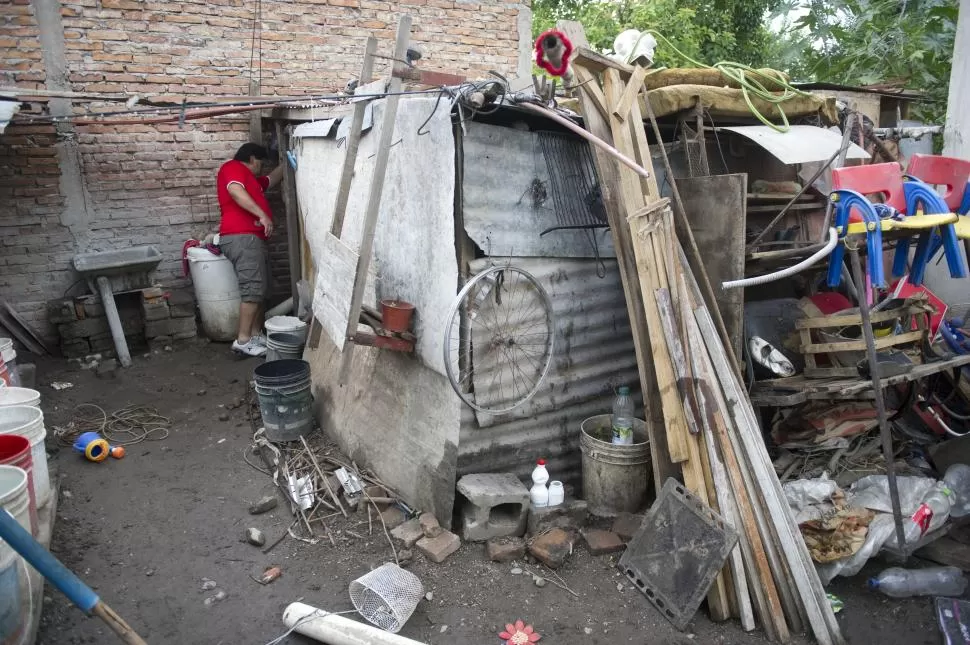 VIVIENDA PRECARIA. En esta casilla, durante 24 horas, habrían retenido a la adolescente para abusar de ella. la gaceta / fotos de jorge olmos sgrosso 