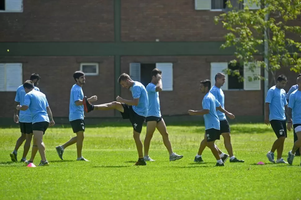 A MOVERSE. Los jugadores deberán volver a la actividad luego de un receso que duró casi un mes. Azconzábal no contará con Mieres, el único refuerzo hasta ahora, y habrá varias bajas en el plantel.  la gaceta / foto de franco vera (archivo)