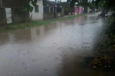 El pasaje Díaz Vélez se transforma en un río durante los días de lluvia