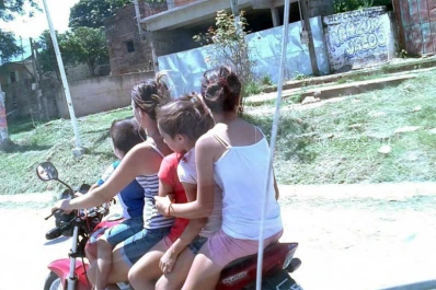 Otra vez la imprudencia: cinco personas viajan en una moto