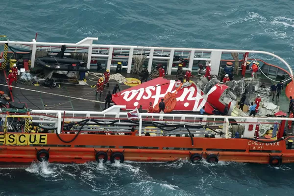 Encontraron la cola del avión de AirAsia