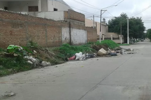 En Esquiú al 600 la basura ya ocupa la mitad de la calle