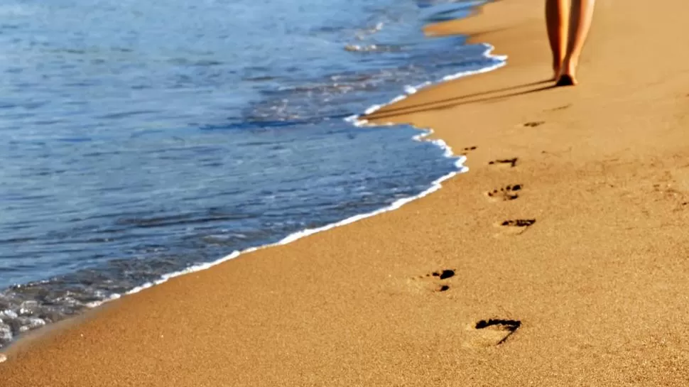 LA ARENA, IDEAL PARA ENTRENARSE. La playa puede llegar a ser un paraíso a la hora de fortalecer y ejercitar nuestro cuerpo y nuestra mente. frasesss.com