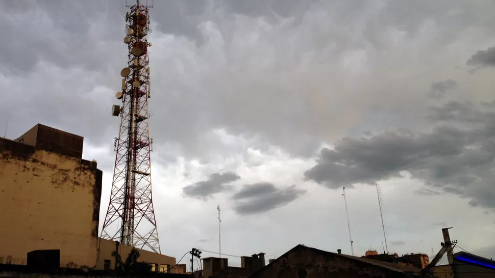 CUBIERTO. Nubes oscuras se apoderaron del cielo desde la tarde. LA GACETA