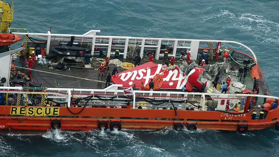 INMENSA. La cola de la nave fue llevada hasta un barco. REUTERS. 