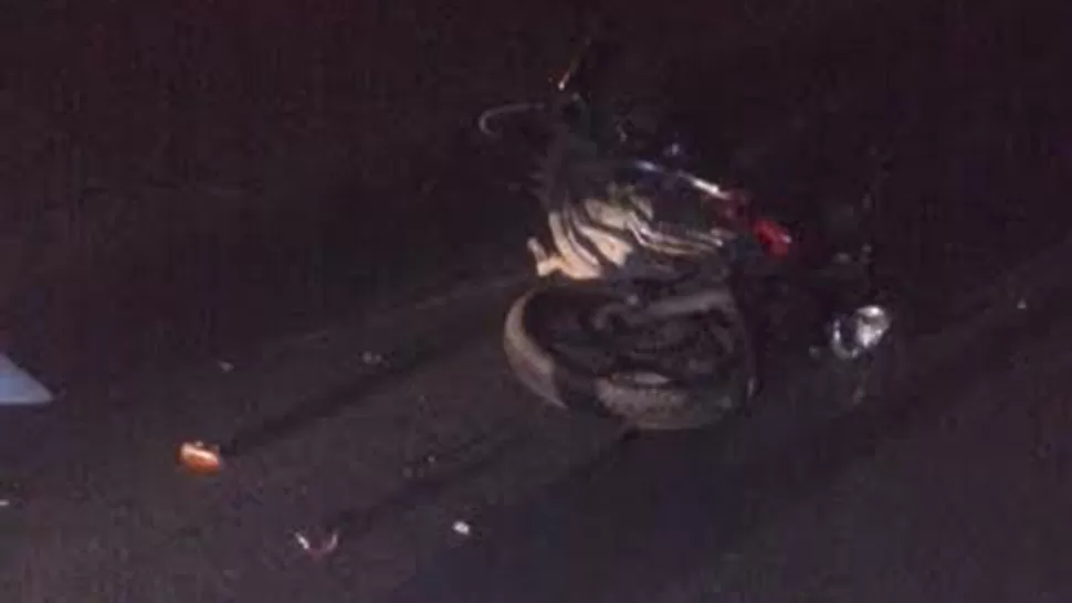 PELIGRO. La moto quedó tirada en medio de la ruta. LA GACETA EN WHATSAPP.