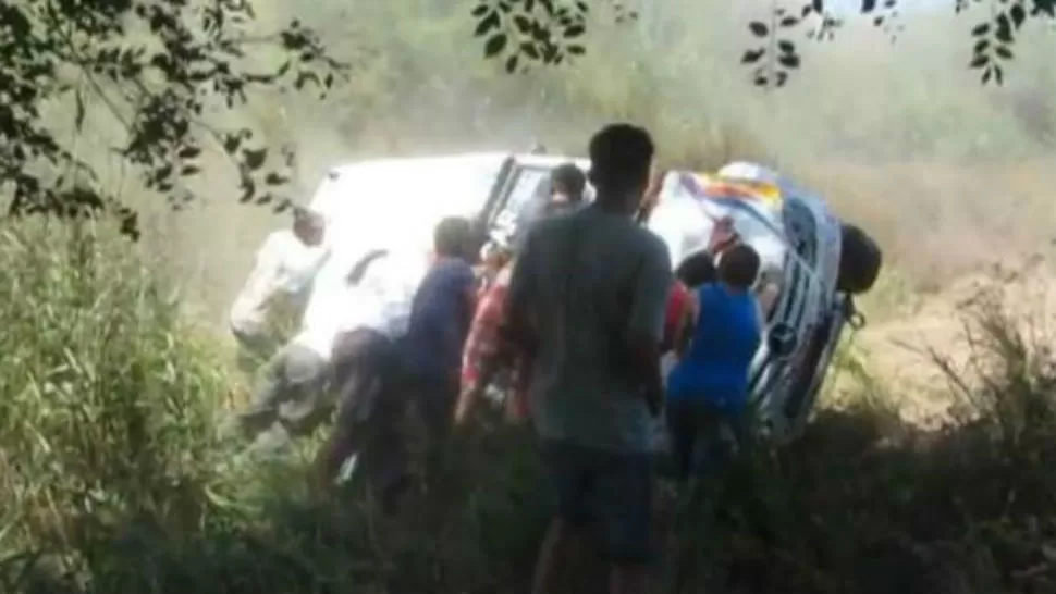 AYUDA. Fans bolivianos intentan dar vuelta la camioneta Mercedes del Pato Silva. FOTO TOMADA DEL TWITTER @TODOPASION