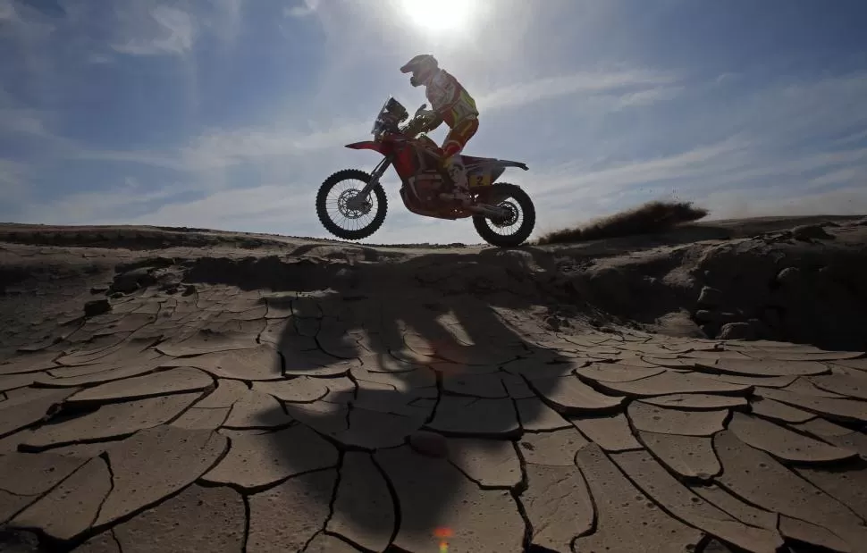 TERRENO ÁSPERO. Barreda Bort avanza con su Honda, en territorio chileno. reuters