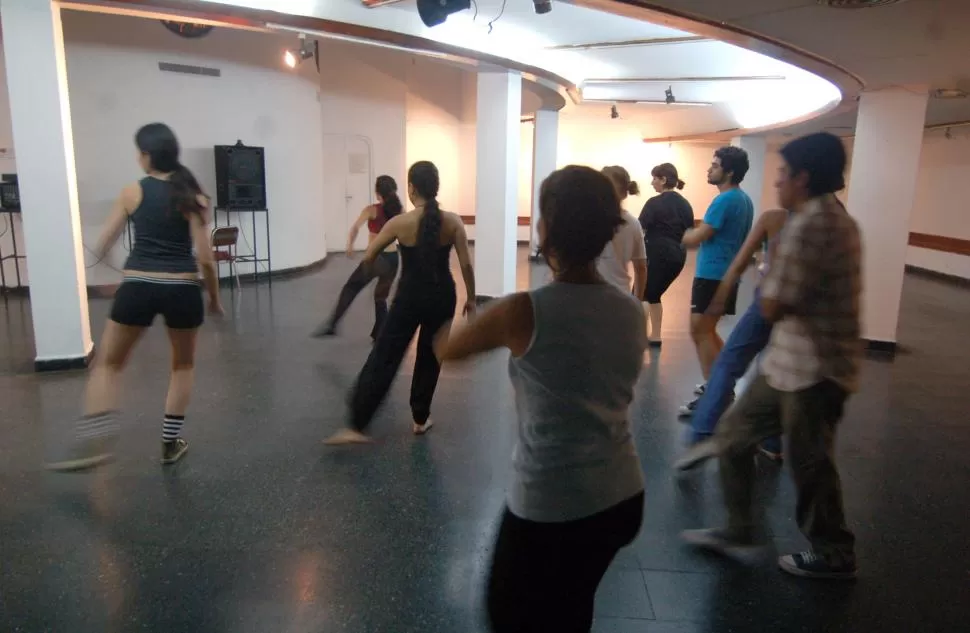 DANZAS. En una sala del Centro Cultural Virla se dicta un taller de folclore. la gaceta / foto de inés quinteros orio (archivo)