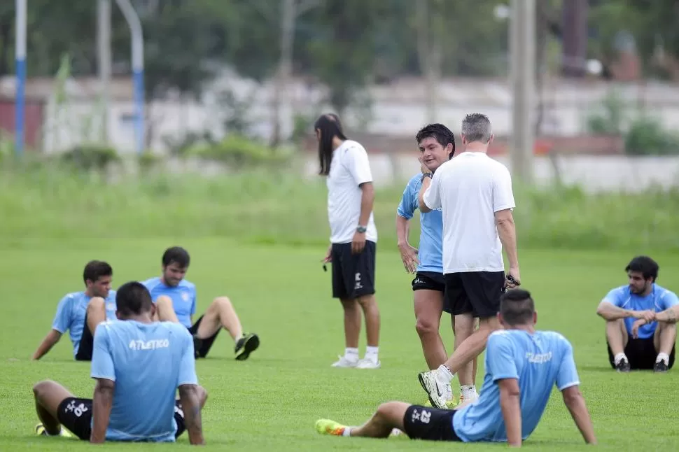 SOFOCANTE. Ontivero le lanza agua a Giménez, casi una bendición para el 5.  