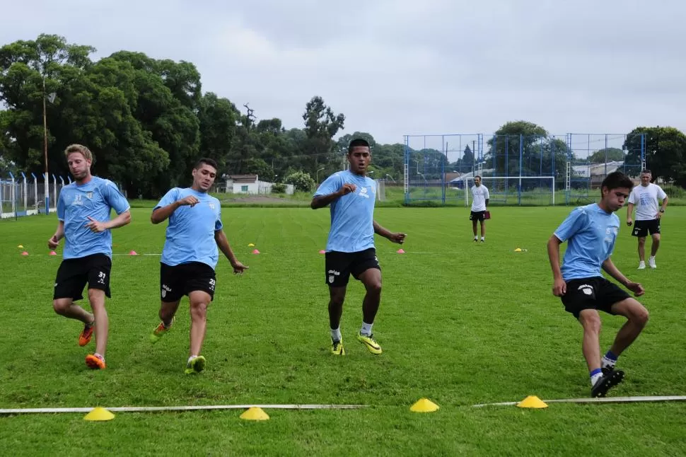 TODOS JUNTOS, OTRA VEZ. Los jugadores hicieron una ronda para escuchar las indicaciones de Juan Manuel Azconzábal, del preparador físico Rodrigo Anaya y del ayudante de campo Ariel Zapata.  LA GACETA / FOTOS DE ANALÍA JARAMILLO