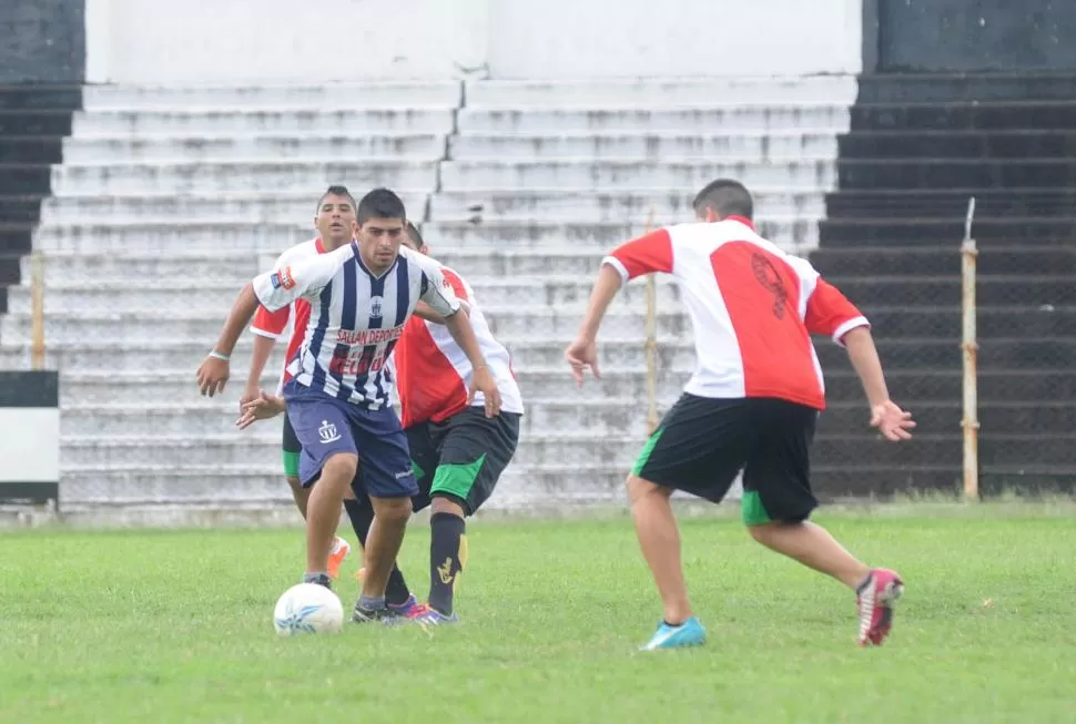 MÍA. Leguizamón, de Brown, se lleva la pelota ante la marca de Contreras. la gaceta / foto de héctor peralta