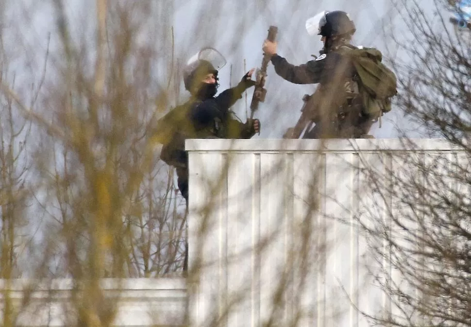 EN DAMMARTIN-EN GOELE. Dos policías se encaraman en una azotea. reuters