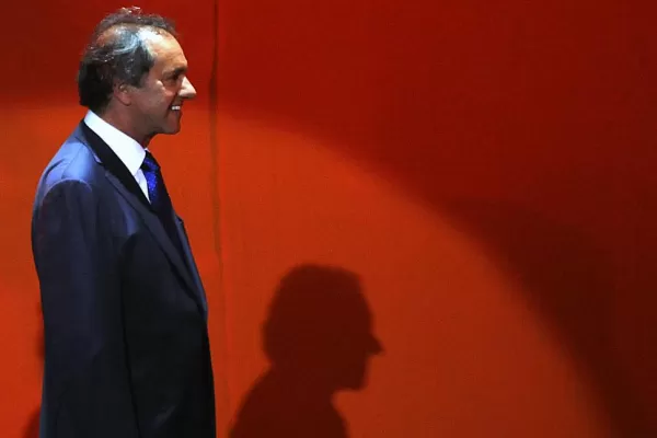 “Los adversarios están afuera”, le aclaró Scioli al kirchnerismo