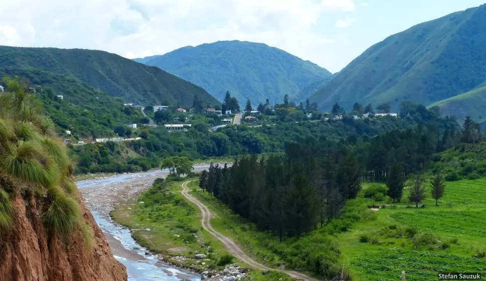 PAISAJE DE PAZ Y ENSUEÑO. Muy cerca de las márgenes del río del Campo, sobre las laderas de los verdes cerros, aparecen como salpicadas las viviendas de Alto de Las Juntas. Como fondo, la cumbre de las Cañas. stefan sauzuk / naturalezaypaisajesdecatamarca.blogspot.com.ar