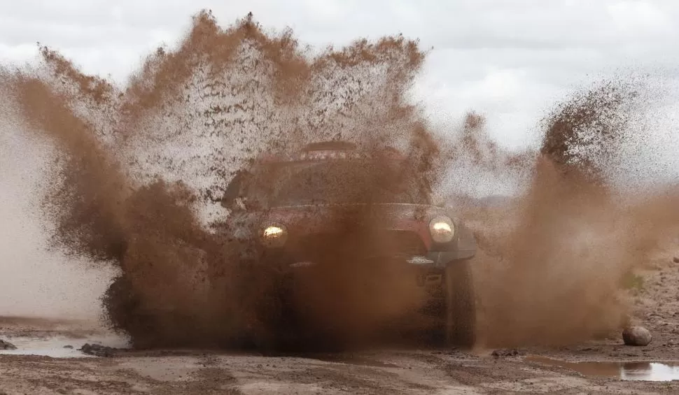 DE BARRO ERES. Orlando Terranova atraviesa un curso de agua con su Mini camino a Uyuni. FOTOS DE REUTERS Y DAKAR RALLY