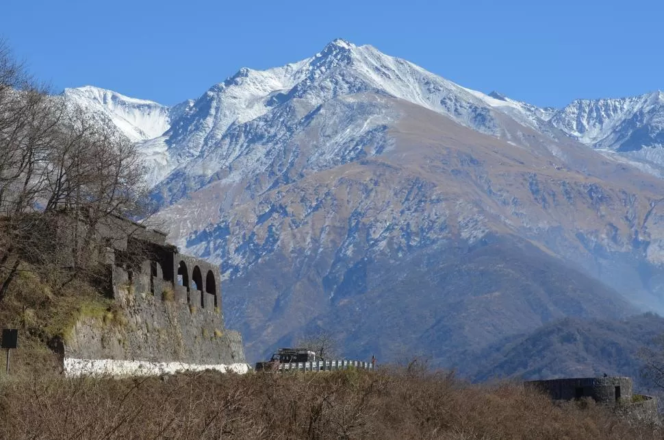 ASOMBROSO. La inigualable vista hacia los Nevados del Aconquija, desde las Banderitas, deleita a los turistas que llegan hasta el límite con Catamarca. foto gentileza del grupo fotográfico el clavillo