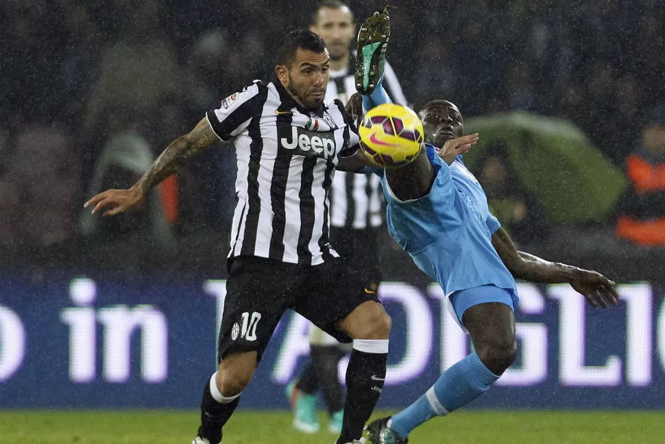 IMPORTANTE. Pese a que no pudo marcar, Tevez fue una complicación constrante pata la defensa de Napoli. FOTO REUTERS