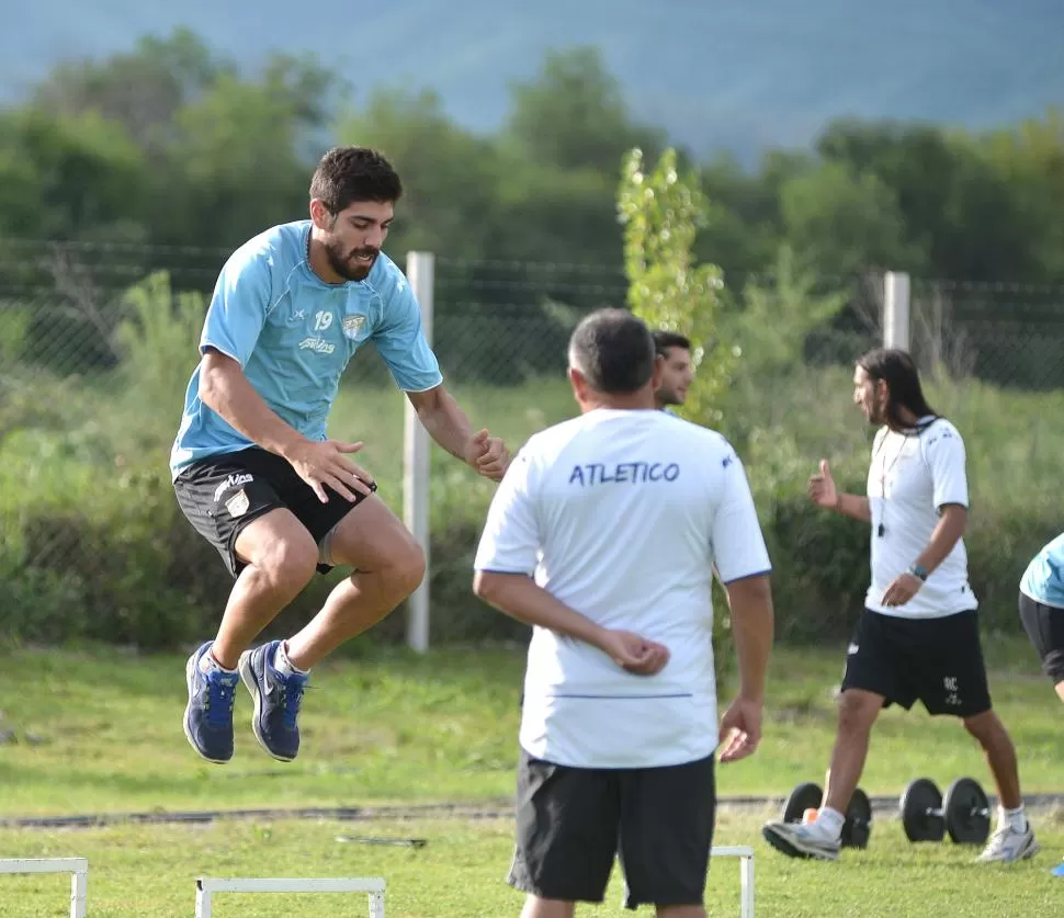 ESTÁ PERO NO ESTÁ. Díaz trabaja a la par del grupo pero recién podrá debutar a partir de la fecha 11 de la B Nacional. LA GACETA SALTA / FOTO DE CARLOS VERGARA. 