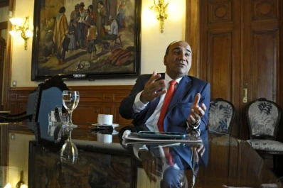 “Respeto a Alperovich, pero yo soy Juan Manzur”