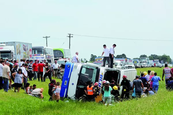 Volcó un colectivo en la autovía a Mar del Plata y murió una mujer