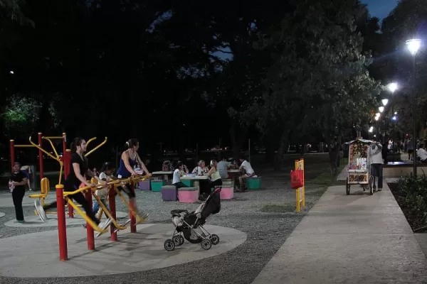 Cuando se va el sol, los renovados espacios públicos salen a escena
