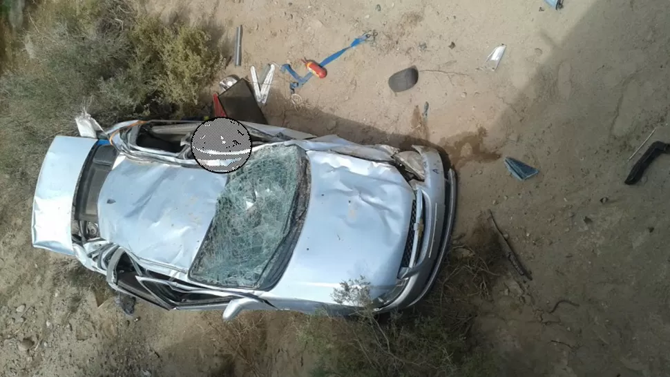 IMPACTO. El auto cayó desde el puente sobre el río Pelotas. FOTO DE MEDIOSRIOJA.COM.AR