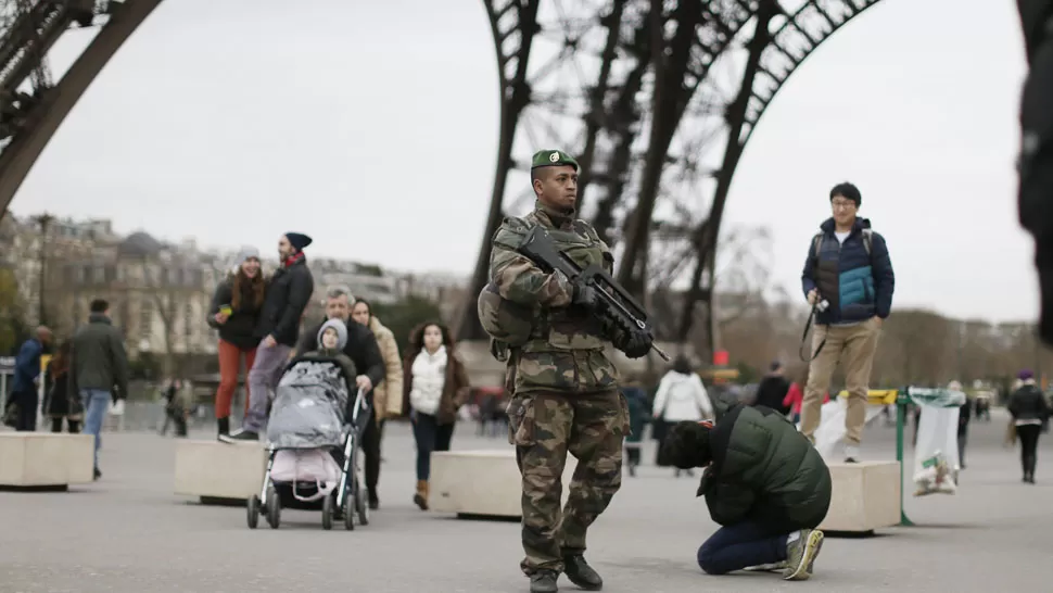 LUGARES SENSIBLES. Fuerzas de seguridad patrullan sitios públicos para prevenir nuevos ataques. REUTERS