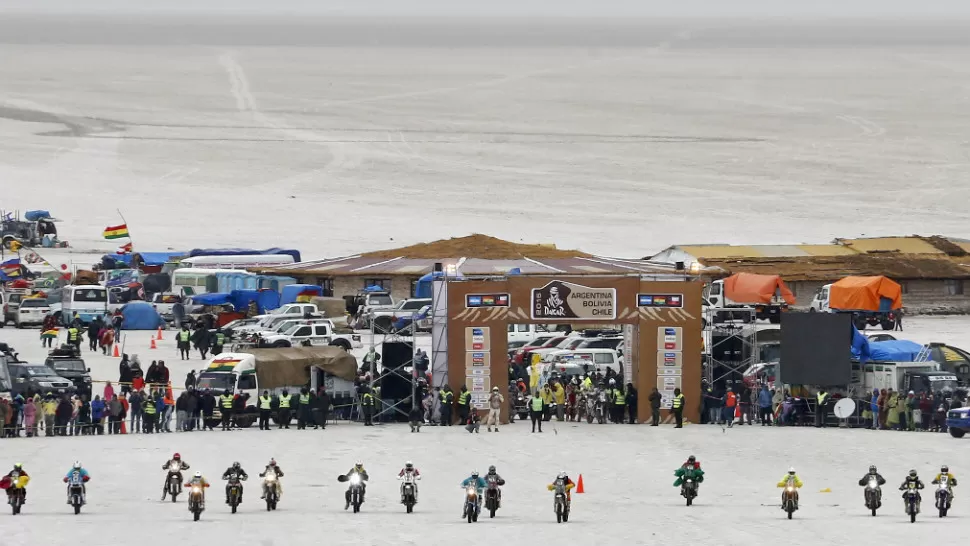 COMPLEJA LARGADA. El maratón de motos comenzó con controversia, porque muchos pilotos se opusieron a largar desde el salar. Se ha pasado un límite que no se tendría que a haber pasado”, dijo Marc Coma. REUTERS