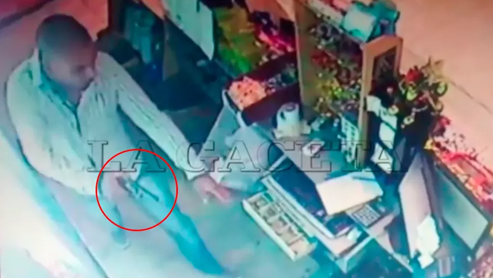 ATRAPADO POR LA CÁMARA. En la filmación se observa el rostro del delincuente. CAPTURA DE VIDEO